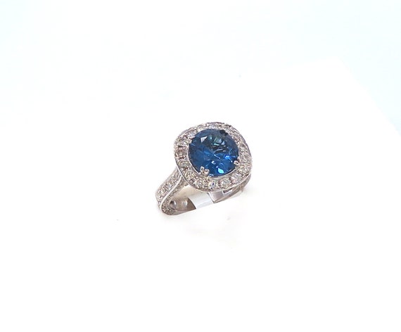 18 K White Gold Round Blue Sapphire Diamond Ring featuring Marques Leaves Under Basket