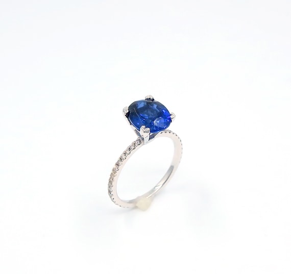 14 K White Gold Delicate Diamond Round Shape Blue Sapphire Ring featuring 4-V Prongs