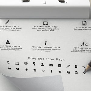 Puede incluir: Un portapapeles blanco con texto negro que describe las caracter&iacute;sticas de una plantilla de curr&iacute;culum. El texto incluye "Totalmente personalizable", "Compatible con PC y Mac", "A4 y US Letter", "Atenci&oacute;n al cliente completa", "Tutorial/gu&iacute;a detallada", "Gu&iacute;a de instalaci&oacute;n de fuentes" y "Paquete de iconos gratuito de m&aacute;s de 80". El portapapeles tambi&eacute;n incluye un l&aacute;piz negro y un paquete de iconos en blanco y negro de logotipos de redes sociales.