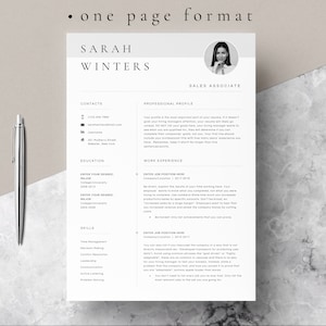 Puede incluir: Una plantilla de curr&iacute;culum vitae en blanco y negro con una foto profesional de una mujer. El curr&iacute;culum incluye informaci&oacute;n de contacto, educaci&oacute;n, habilidades y experiencia laboral. El texto "one page format" est&aacute; en la parte superior de la p&aacute;gina.