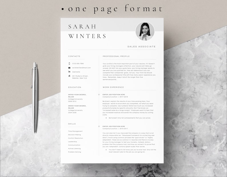 Puede incluir: Una plantilla de curr&iacute;culum vitae en blanco y negro con una foto profesional de una mujer. El curr&iacute;culum incluye informaci&oacute;n de contacto, educaci&oacute;n, habilidades y experiencia laboral. El texto "one page format" est&aacute; en la parte superior de la p&aacute;gina.