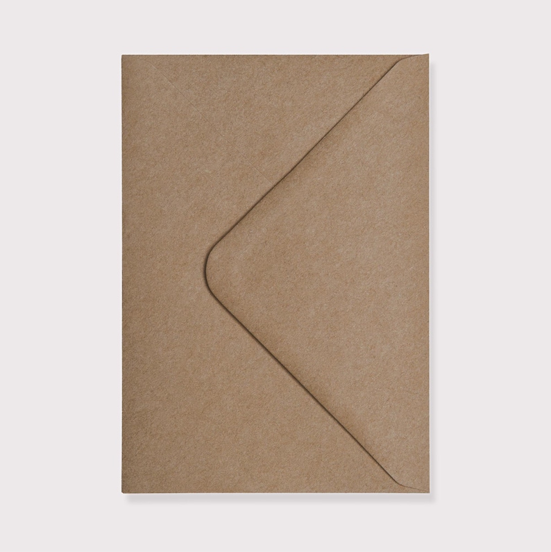 K&ouml;nnte beinhalten: Ein rechteckiger, brauner Umschlag mit einer spitz zulaufenden Klappe. Der Umschlag besteht aus strukturiertem Papier und ist verschlossen. Die neutrale Farbe eignet sich f&uuml;r verschiedene Zwecke, wie Einladungen oder Karten.
