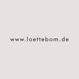 K&ouml;nnte beinhalten: Das Bild zeigt die Website-Adresse www.loettebom.de in schwarzer Schrift auf einem neutralen, hellbeigen Hintergrund. Der Text ist zentriert und gut lesbar.