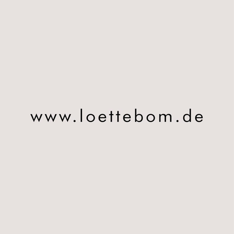 K&ouml;nnte beinhalten: Das Bild zeigt die Website-Adresse www.loettebom.de in schwarzer Schrift auf einem neutralen, hellbeigen Hintergrund. Der Text ist zentriert und gut lesbar.