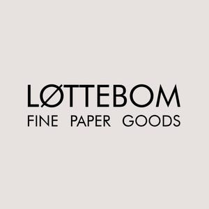 K&ouml;nnte beinhalten: Das Logo von L&Oslash;TTEBOM FINE PAPER GOODS wird auf einem hellbeigen Hintergrund angezeigt. Der Text ist in einer klaren, serifenlosen Schriftart gehalten, wobei der Markenname in einer fetten, schwarzen Schriftart geschrieben ist. Die Worte "FINE PAPER GOODS" stehen in einer kleineren Schrift darunter.