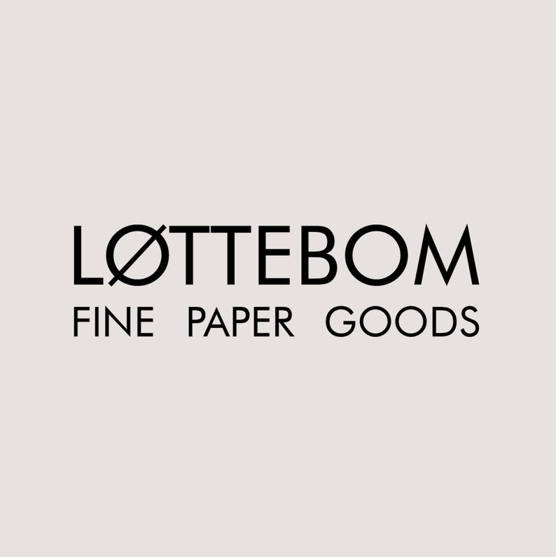 K&ouml;nnte beinhalten: Das Logo von L&Oslash;TTEBOM FINE PAPER GOODS wird auf einem hellbeigen Hintergrund angezeigt. Der Text ist in einer klaren, serifenlosen Schriftart gehalten, wobei der Markenname in einer fetten, schwarzen Schriftart geschrieben ist. Die Worte "FINE PAPER GOODS" stehen in einer kleineren Schrift darunter.
