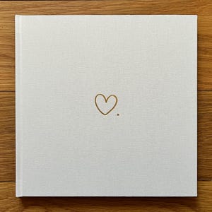 Herz . - handgefertigtes Gästebuch zur Hochzeit mit edlem Leinenbezug und Motivprägung in gold