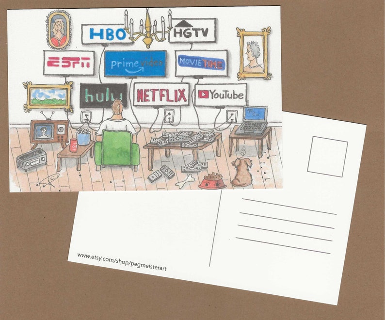 K&ouml;nnte beinhalten: Eine Aquarellpostkarte, die eine Person zeigt, die mehrere Bildschirme mit den Logos HBO, ESPN, Prime Video, HGTV, Movie Time, Hulu, Netflix und YouTube betrachtet. Ein Hund sitzt in der N&auml;he einer Sch&uuml;ssel und eines Knochens. Die R&uuml;ckseite der Postkarte ist leer.