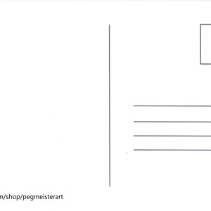 K&ouml;nnte beinhalten: Eine leere wei&szlig;e Postkarte mit einer vertikalen Linie auf der linken Seite und einem kleinen Quadrat oben rechts. Horizontale Linien sind f&uuml;r die Adresse vorhanden und eine Website-Adresse befindet sich unten.