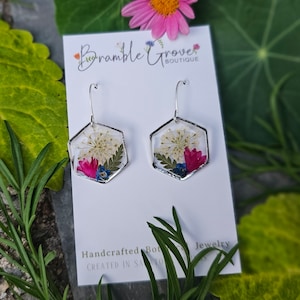 Hermosos pendientes delicados de flores reales hechos a mano / regalo de jardinero / joyería botánica simple