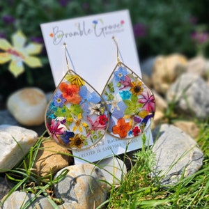Pendientes únicos de flores naturales en forma de lágrima con forma de capullo en flor, hechos a mano por encargo / regalo para jardineros / joyería botánica