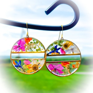 Pendientes botánicos únicos hechos a mano con capullos de flores prensadas reales.