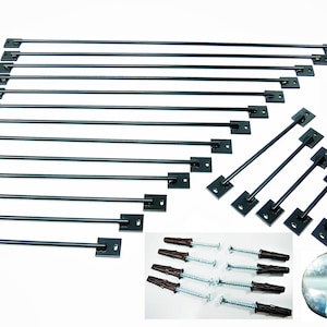 Puede incluir: Un conjunto de 17 varillas de metal negro con placas de montaje cuadradas. Las varillas son de diferentes longitudes. El conjunto también incluye 6 tacos de plástico marrón y 6 tornillos plateados.