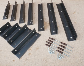 Könnte beinhalten: Ein Satz von 10 schwarzen Metall-Regalbrettern mit 4 braunen Kunststoffdübeln und 12 silbernen Schrauben. Die Regalbretter sind in verschiedenen Größen und Formen.