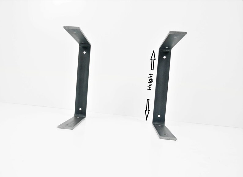 K&ouml;nnte beinhalten: Zwei schwarze Metall-Regalhalterungen mit einem 90-Grad-Winkel. Die Halterungen sind vor einem wei&szlig;en Hintergrund abgebildet. Die H&ouml;he der Halterungen ist beschriftet.