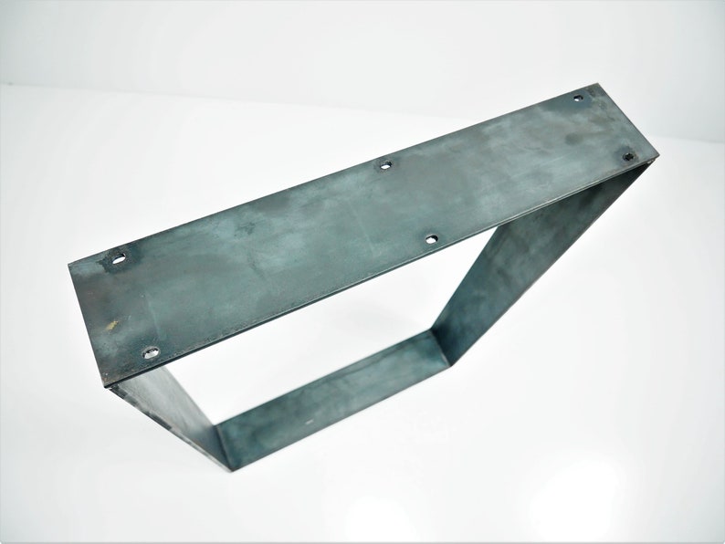 K&ouml;nnte beinhalten: Ein quadratisches Tischbein aus Metall. Das Bein ist aus Stahl und hat eine rohe, unfertige Optik.