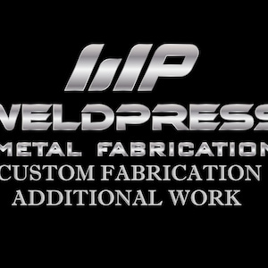 Puede incluir: Un logotipo plateado para Weldpress Metal Fabrication, una empresa que ofrece fabricación personalizada y trabajo adicional.