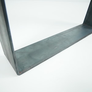 K&ouml;nnte beinhalten: Ein rechteckiger Metallrahmen. Der Rahmen besteht aus einem einzigen St&uuml;ck Metall, das zu einem Rechteck gebogen ist. Der Rahmen ist hellgrau.