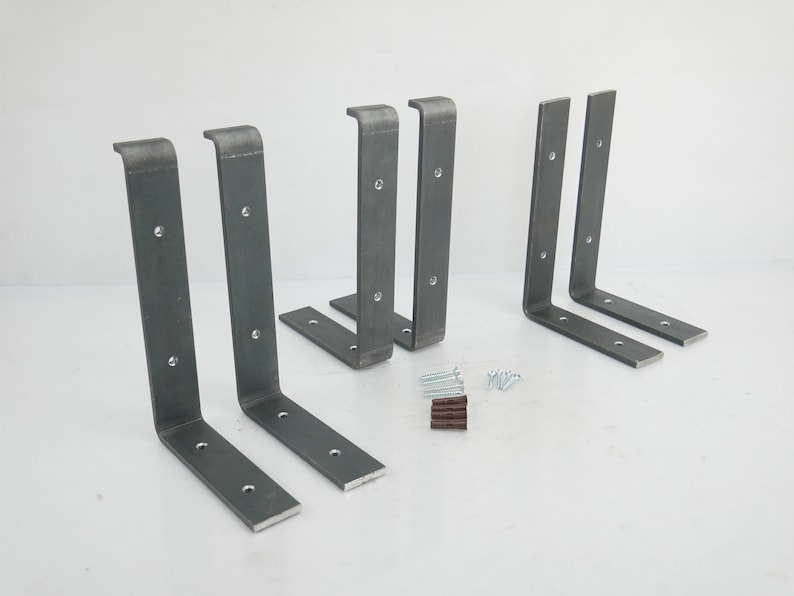 Puede incluir: Conjunto de seis soportes de estante de metal con acabado negro mate. Los soportes tienen forma de L y tienen agujeros pretaladrados para una f&aacute;cil instalaci&oacute;n. El conjunto tambi&eacute;n incluye tornillos para el montaje.