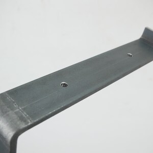 Puede incluir: Un soporte de estante de metal con dos agujeros preperforados. El soporte est&aacute; hecho de un metal resistente y duradero y est&aacute; dise&ntilde;ado para soportar estantes.