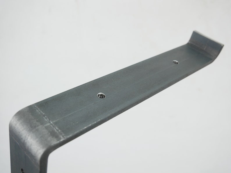 Puede incluir: Un soporte de estante de metal con dos agujeros preperforados. El soporte est&aacute; hecho de un metal resistente y duradero y est&aacute; dise&ntilde;ado para soportar estantes.