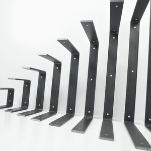 K&ouml;nnte beinhalten: Ein Satz von acht schwarzen Metall-Regalbrettern in verschiedenen Gr&ouml;&szlig;en. Die Halterungen sind aus robustem Metall gefertigt und haben ein schlichtes, industrielles Design.