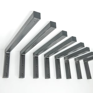 Könnte beinhalten: Ein Satz von acht Metall-Regalbrettern in verschiedenen Größen. Die Halterungen sind aus robustem Metall gefertigt und haben eine schwarze Oberfläche. Sie sind perfekt, um Regalbretter in jedem Raum Ihres Hauses hinzuzufügen.