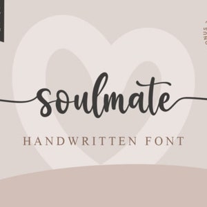 Puede incluir: Una fuente manuscrita llamada "Soulmate" que se muestra en un fondo rosa claro con dos formas de corazón superpuestas. El texto "HANDWRITTEN FONT" está debajo del nombre de la fuente.