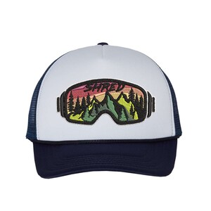 Puede incluir: Una gorra de camionero blanca y azul marino con un parche bordado de colores de una máscara de esquí con una escena de montaña y la palabra "SHRED" en ella.