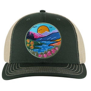Broderad River Mountain Trucker Hat – Dam Snapback Baseballkeps