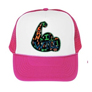 Può includere: Un cappello da camionista rosa e bianco con una toppa ricamata nera e colorata che dice "I Can I Will!" con un muscolo del braccio stilizzato.