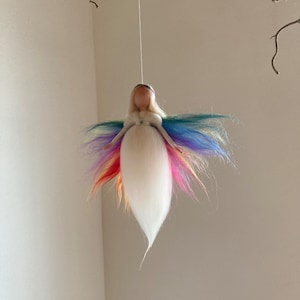 Regenbogenfee aus Märchenwolle, 18 cm groß, Filzfee, Regenbogenelfe, Jahreszeitentisch, besonders Geschenk Taufe, Schulanfang