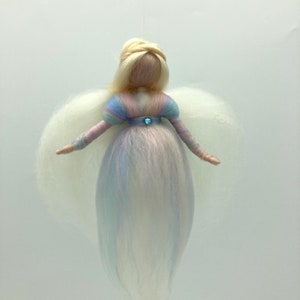 petit ange gardien aux couleurs pastel, ange en laine de conte de fées, fée en feutre, Waldorf, ange feutré image 8