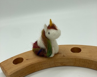 kleines gefilztes Einhorn für den Geburtstagsring, Filzeinhorn, Geburtstagstisch, Jahresring, Regenbogeneinhorn