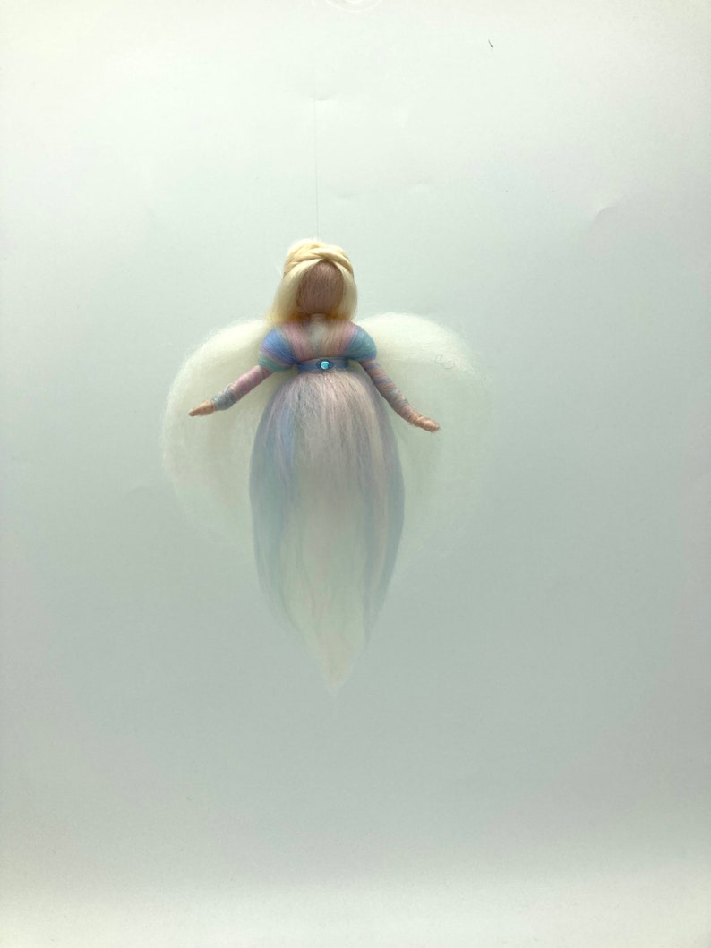 petit ange gardien aux couleurs pastel, ange en laine de conte de fées, fée en feutre, Waldorf, ange feutré image 1
