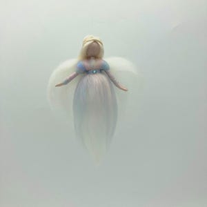 pequeno anjo da guarda em tons pastel, anjo feito de lã de fada, fada de feltro, Waldorf, anjo de feltro