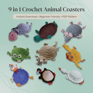 Peut inclure: Ensemble de neuf dessous de verre animaux crochetés, chacun avec un design et des couleurs uniques. L'ensemble comprend une tortue, une souris et un pingouin, tous fabriqués avec du fil texturé et des yeux en bouton. Le texte de l'image indique "9 in 1 Crochet Animal Coasters".