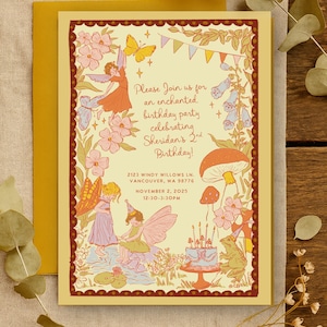 Puede incluir: Una invitaci&oacute;n de cumplea&ntilde;os con tem&aacute;tica de hadas. El dise&ntilde;o presenta ilustraciones de hadas, mariposas, setas y flores, con el texto "Please Join us for an enchanted birthday party celebrating Sheridan's 2nd Birthday!" y detalles del evento.