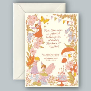 Puede incluir: Una invitaci&oacute;n para una fiesta de cumplea&ntilde;os, con ilustraciones de hadas, mariposas y flores. El texto dice: "&iexcl;&Uacute;nase a nosotros para una fiesta de cumplea&ntilde;os encantada celebrando el 2&ordm; cumplea&ntilde;os de Sheridan!" con detalles del evento.