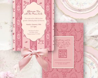 Pode incluir: Convite para chá de bebê rosa e branco com um laço rosa. O convite apresenta um design de xícara de chá e cavalo de balanço. O texto diz "Afternoon Tea with the Mama to be".