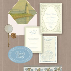 Puede incluir: Conjunto de papelería de boda con una ilustración de faro en el sobre. Incluye invitaciones, tarjetas de respuesta y un borde decorativo. La paleta de colores utiliza azules, verdes y cremas suaves, con elegantes acentos florales.