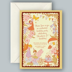 Puede incluir: Una tarjeta de invitaci&oacute;n con un tema de hadas caprichoso. El dise&ntilde;o presenta ilustraciones de hadas, mariposas, setas y flores en colores c&aacute;lidos. El texto en la tarjeta dice: "Please Join us for an enchanted birthday party celebrating Sheridan's 2nd Birthday!"