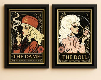 Puede incluir: Dos impresiones artísticas enmarcadas. La impresión de la izquierda presenta a una mujer rubia con un sombrero rojo fumando un cigarrillo, con el texto "THE DAME". La impresión de la derecha muestra a una mujer rubia sosteniendo una muñeca, con el texto "THE DOLL".
