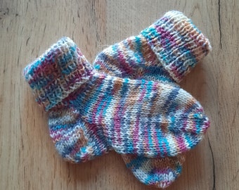 Handstickade babystrumpor i storlek 74/80