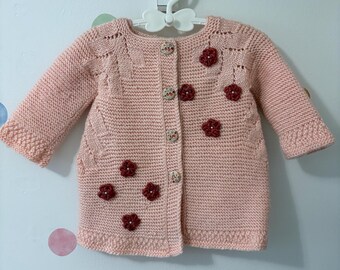 Pull en alpaga fait main pour bébé fille | Cardigan hypoallergénique pour tout-petit | Tricot doux et chaud avec boutons-pression