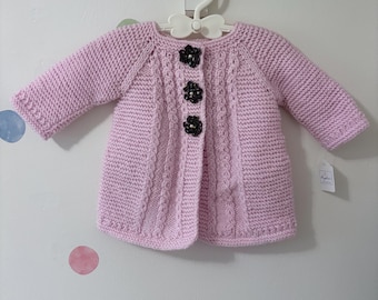 Pull fait main pour bébé fille | Cardigan intemporel pour tout-petit | Tricot doux et chaud avec boutons-pression