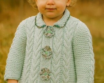 Pull vert menthe doux pour tout-petits tricoté à la main - Chaud et intemporel