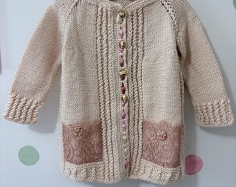 Pull cardigan trapèze en alpaga tricoté à la main pour fille, couleur avoine chaude - hypoallergénique, chaud et intemporel