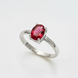 Rubinring, zierlicher Rubinring, synthetischer Rubinring, roter Diamantring, Solitärring, Rubin-Verlobungsring, Silberring, Rubin-Verlobungsring