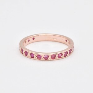 Rubinringar i roséguld, naturlig rubinring, evighetsrubinring, juli födelsesten, röd ädelstensring, stapelbar ring, roséguldring, band från Adina